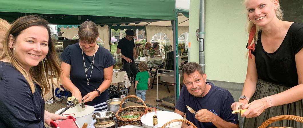 „Wenn man mich in einem Wald oder auf einer Wiese ohne Essen aussetzen würde – verhungern würde ich nicht“, sagt die Frau, die inmitten der mecklenburgischen Natur zwischen Schwerin und Wismar wohnt.