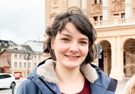 Für junge Menschen ist das Mecklenburgische Staatstheater zuletzt ein beliebter Ort zum Feiern geworden. Dabei standen nicht die Vorstellungen auf der Bühne im Fokus, sondern Versammlungen vor dem Gebäude.