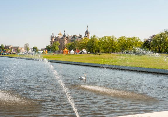 Ein neuer Spielort der Schlossfestspiele sind die schwimmenden Wiesen, Foto: maxpress