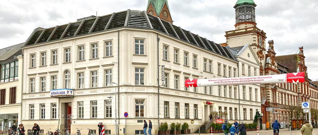 Altehrwürdig und gediegen präsentiert sich das Haus der Kultur an der Ecke Arsenalstraße/Mecklenburg- straße. Seit 1848 steht das Gebäude bereits dort. Als ehemaliges Hotel beherbergte es früher einmal Gäste,