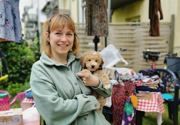 Cinja Bielohradsky war mit ihrem Verkaufstisch pünktlich zum Start des Hofflohmarktfestivals bereit. Was in der Schelfstadt bereits etabliert ist, wurde im Mai erstmals in der Feldstadt mitveranstaltet.