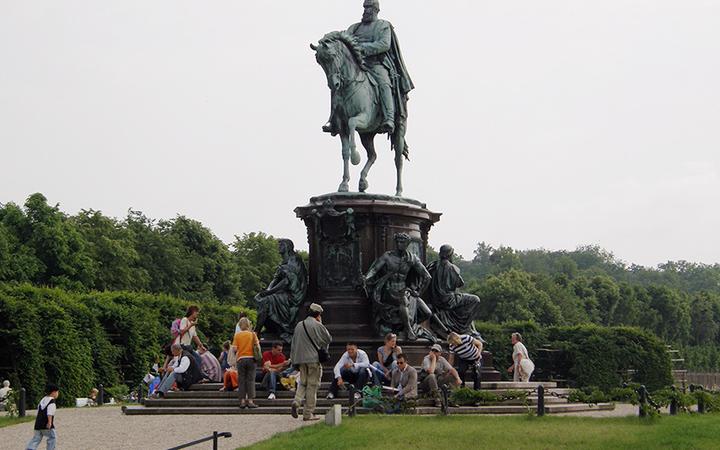 Skulptur-Denkmal Reiterstandbild-Schlossgarten-Schwerin c maxpress content 2