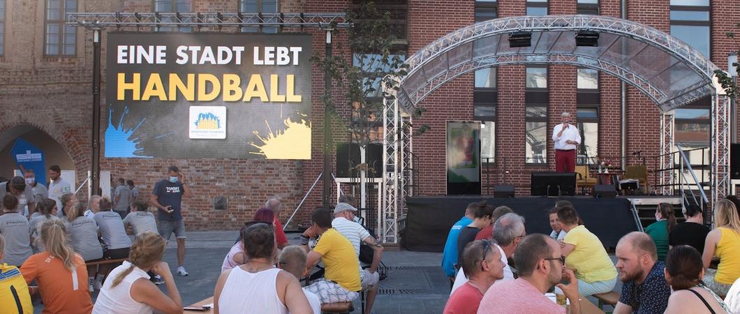 Unter dem Slogan „Eine Stadt lebt… Handball“ präsentierten die Mannschaften der Mecklenburger Stiere und des SV Grün-Weiß am Dienstagabend eine Veranstaltung, die es so noch nicht gegeben hat, mit Liveshow und kulinarischen Genüssen.