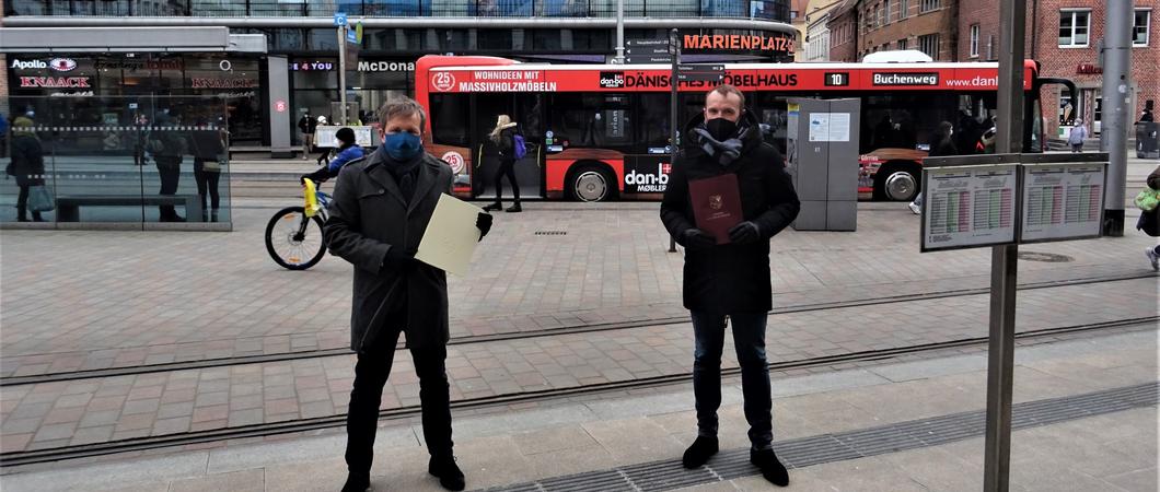 Sind nach der Vereinbarung sehr zufrieden: Schwerins Oberbürgermeister Dr. Rico Badenschier und Landrat Stefan Sternberg.