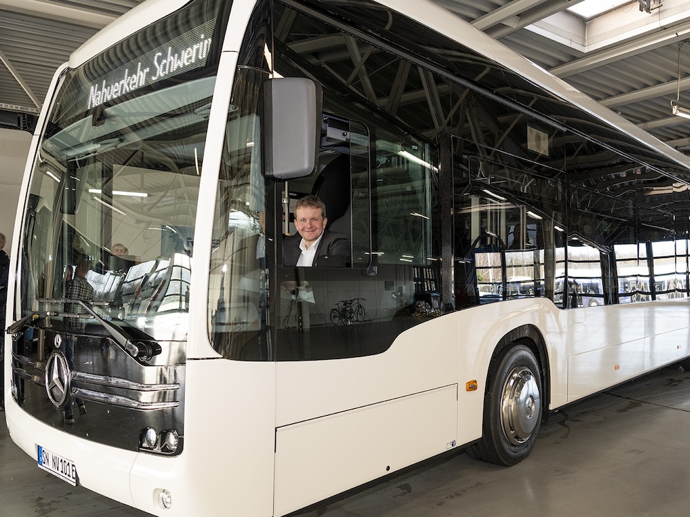 Oberbürgermeister Rico Badenschier ließ es sich nicht nehmen, selbst einmal am Steuer des ersten E-Busses für Schwerin Platz zu nehmen