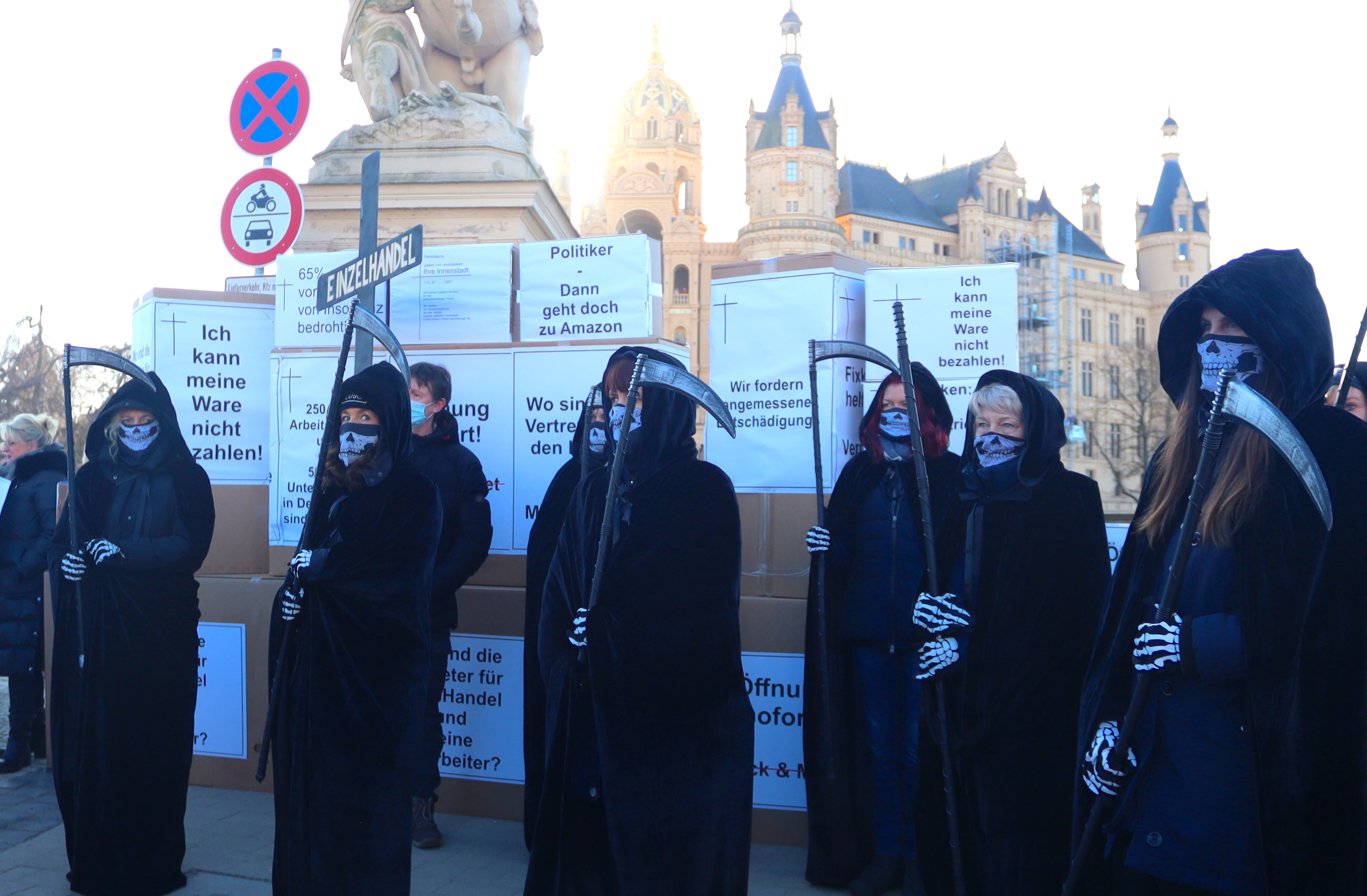 Rund 200 Demonstranten, meist aus Schweriner Geschäften oder Restaurants zeigten vor der Sitzung des Landtages ihren Unmut über das Pandemie-Management der Landesregierung.