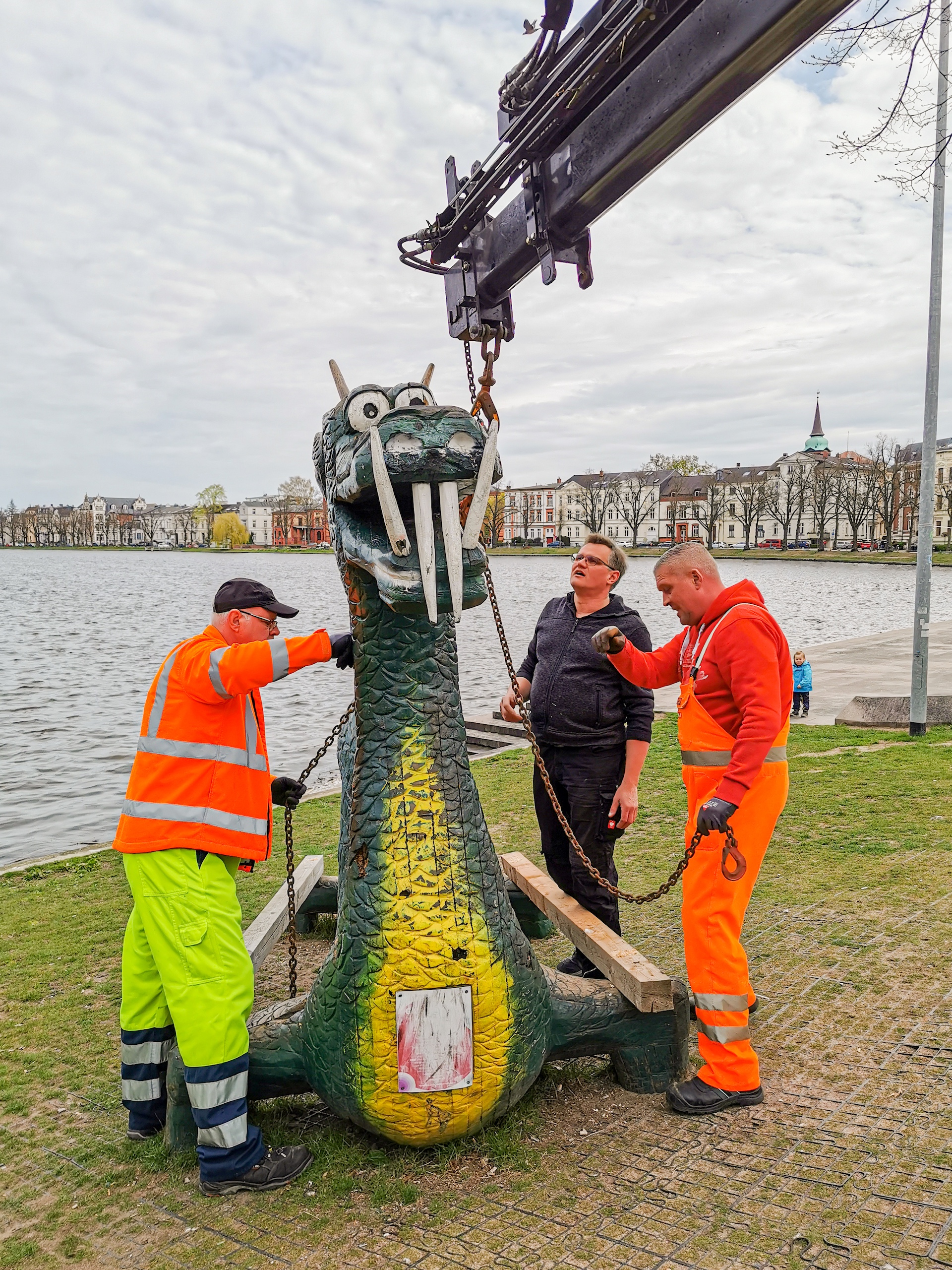 Künstler Nando Kallweit und Mitarbeiter der SAS sorgen für den sicheren Abtransport der Holz-Skulptur Nandolino