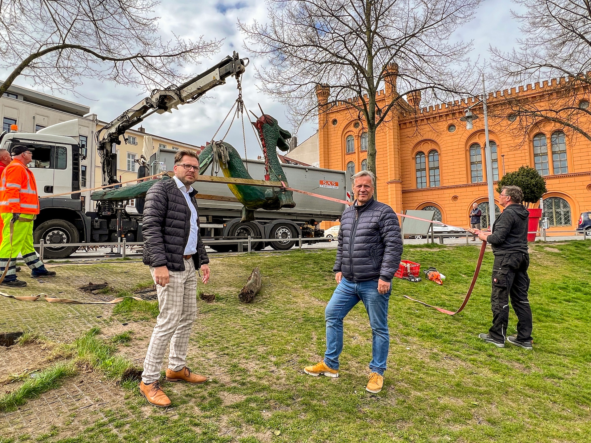 Dirk Kretzschmar (links), Leiter des Kulturbüros, und CDU-Stadtvertreter Axel Schulz begleiteten den sicheren Abtransport von Nandolino