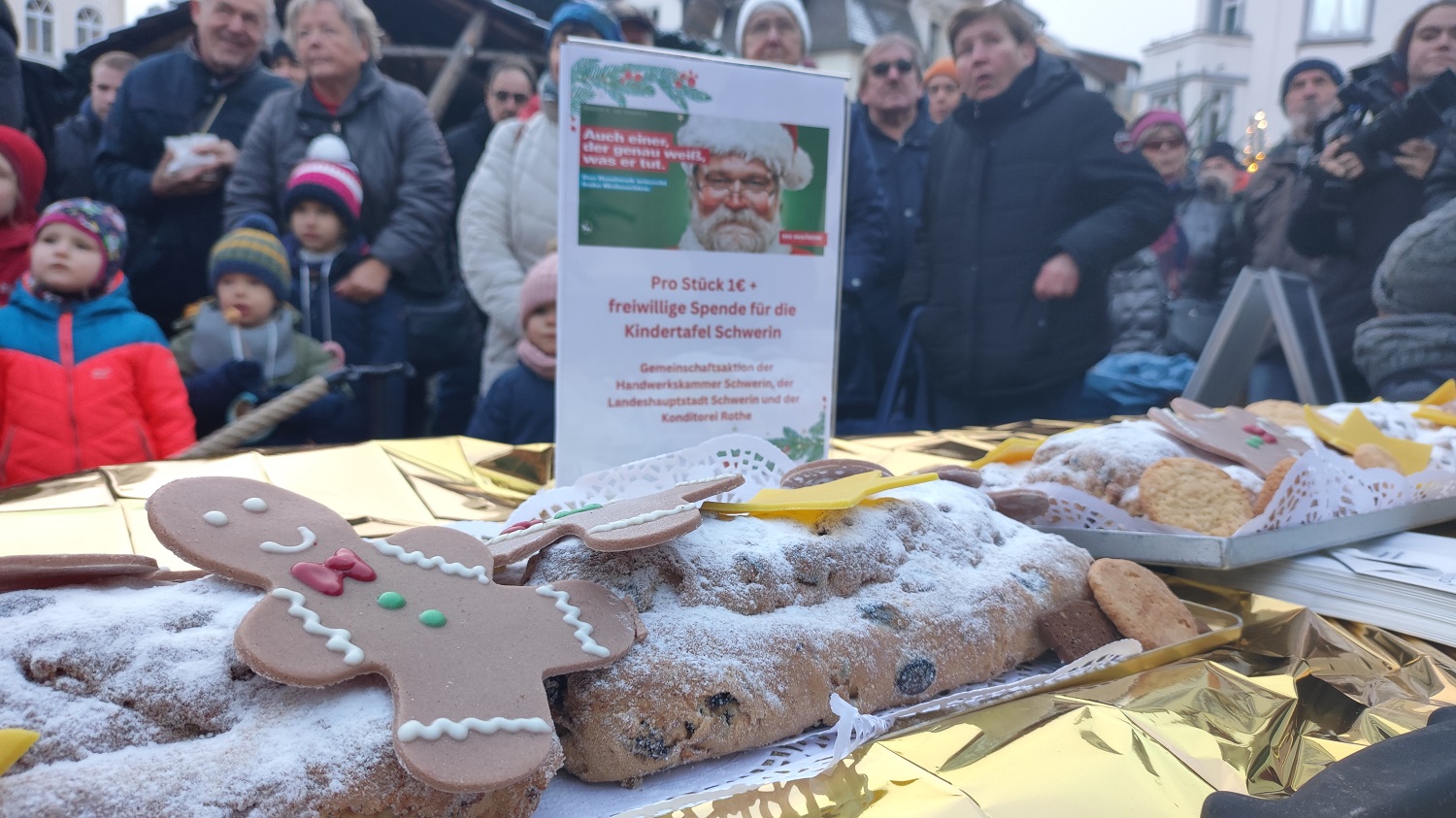 Beim Kauf des Stollens konnten die Gäste für die Schweriner Tafel spenden