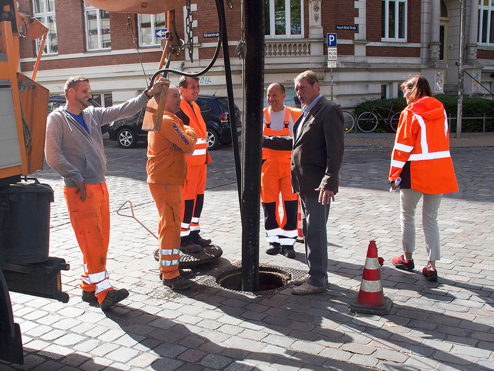 Mit einem Durchmesser von 1,80 Meter gehört der Kanal in der August-Bebel-Straße zu den größten in Schwerin. Er wurde kürzlich gereinigt (Foto rund) Fotos: maxpress