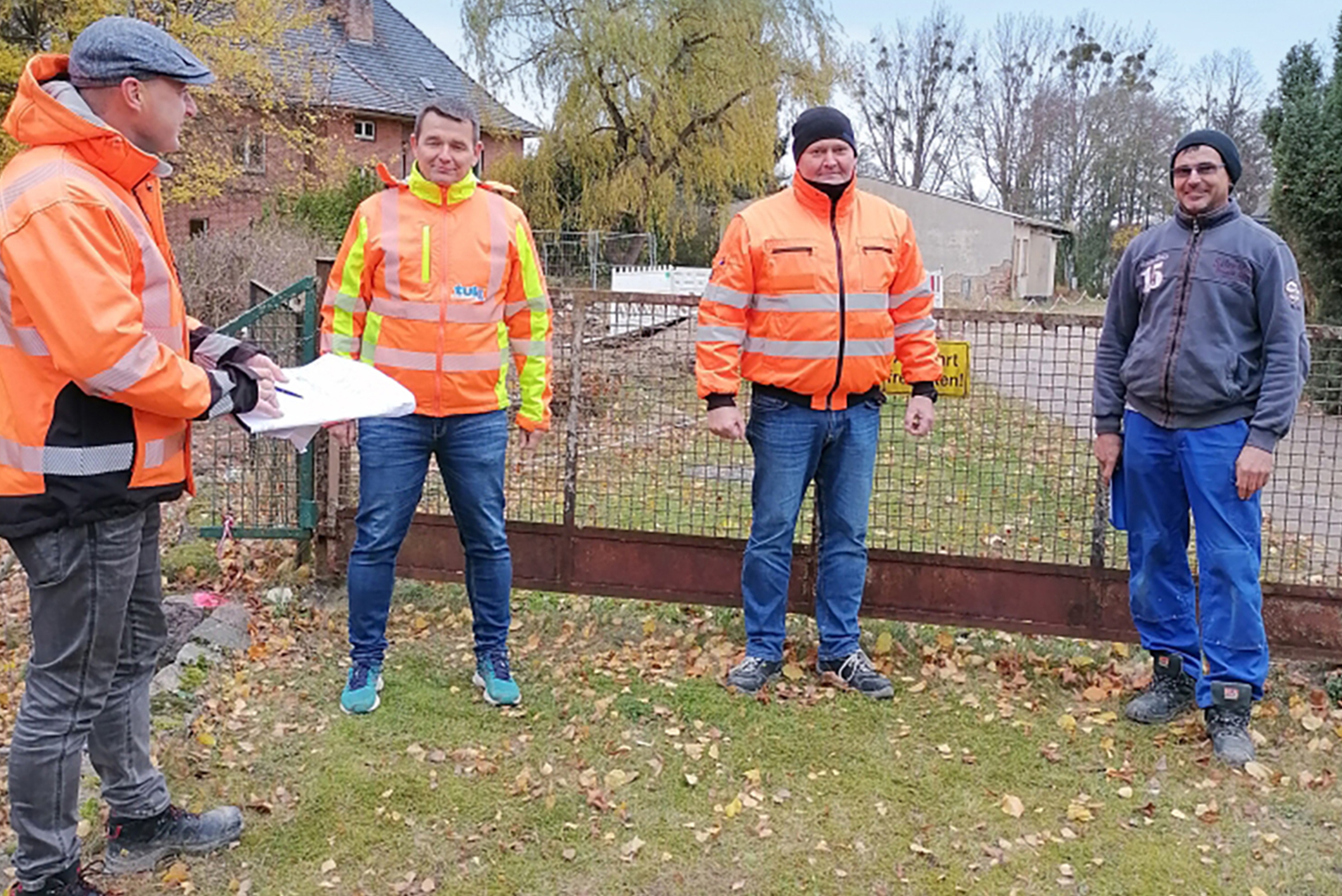 V.l.: Im Dezember 2020 trafen sich Jörg Zimmermann (ICN Ingenieure GmbH) und Stephan Weiss (Tief- und Kulturbau GmbH) mit Oliver Job (Stadtwerke Schwerin) und Jörg Haselhorst von der Tiefbaufirma Hoth