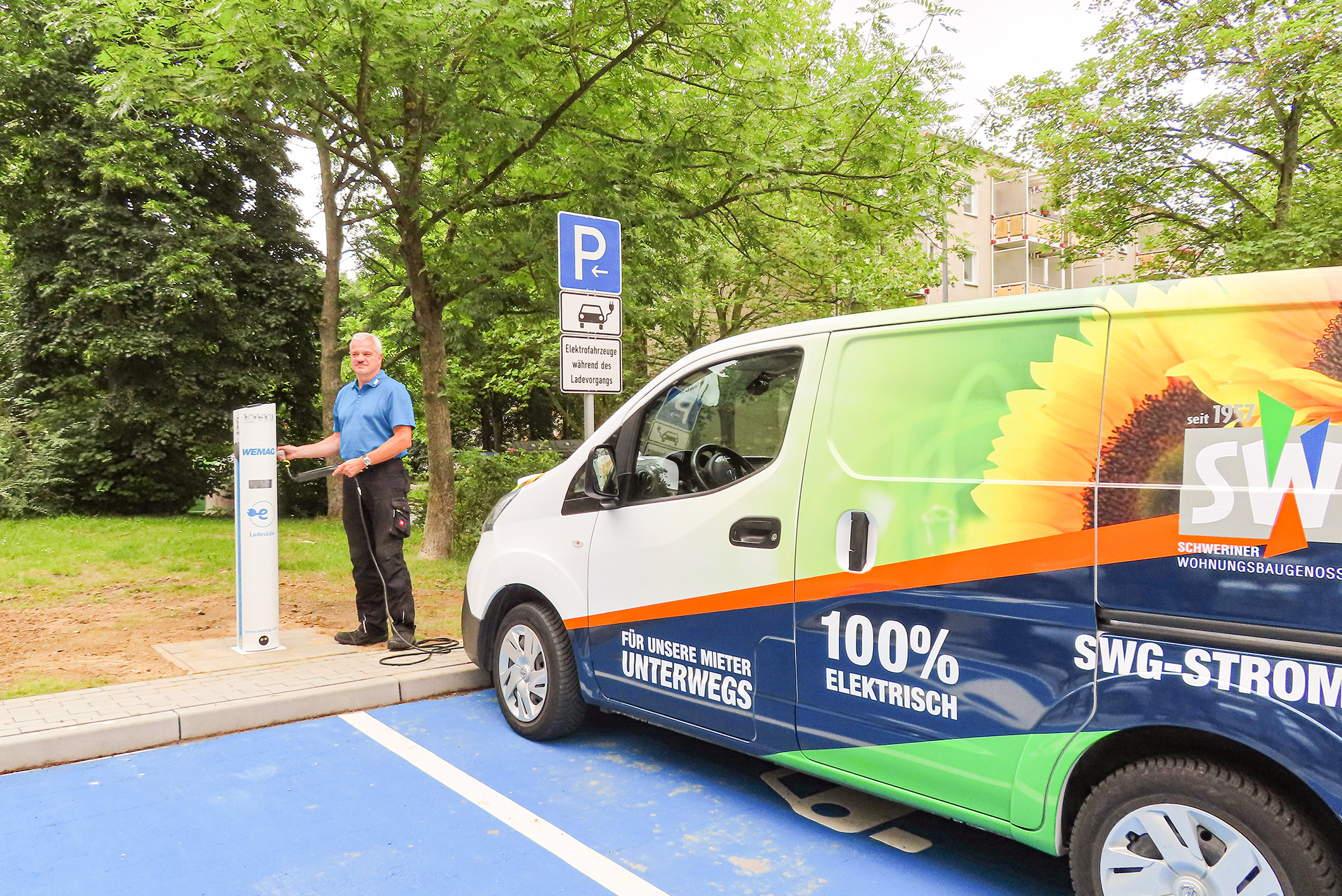 SWG-Mitarbeiter setzen mit Elektroautos für die Hausmeister und Photovoltaikanlagen – wie auf dem Dach der Friesenstraße 9A – auf nachhaltige Energieversorgung