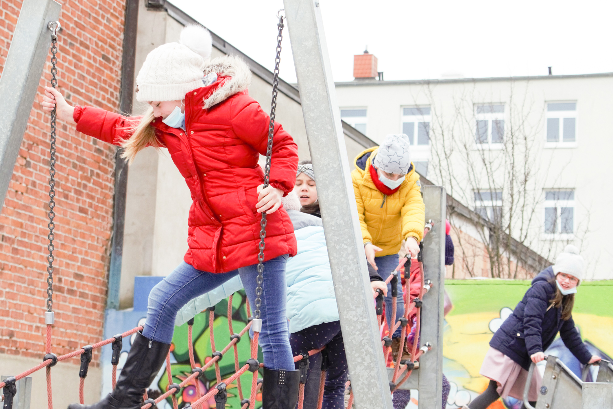 Der Schulhof der Fritz-Reuter-Grundschule, an die die Paulsstädter Fritzen angegliedert sind, wartet mit galaktischen Spielgeräten auf