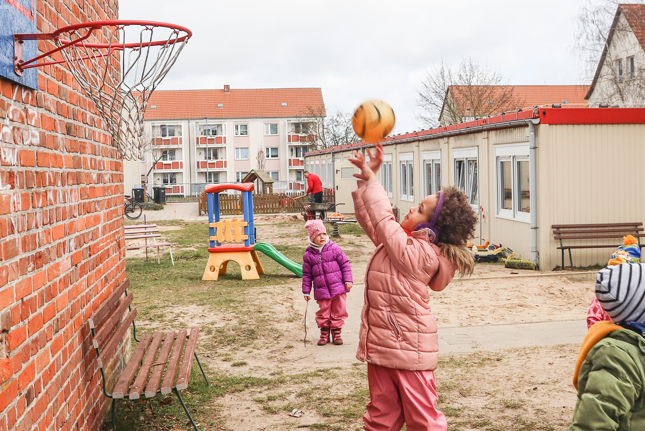 Sport wird in der „Villa Kunterbunt” großgeschrieben. Konzentriert wirft Katja einen Korb nach dem anderen