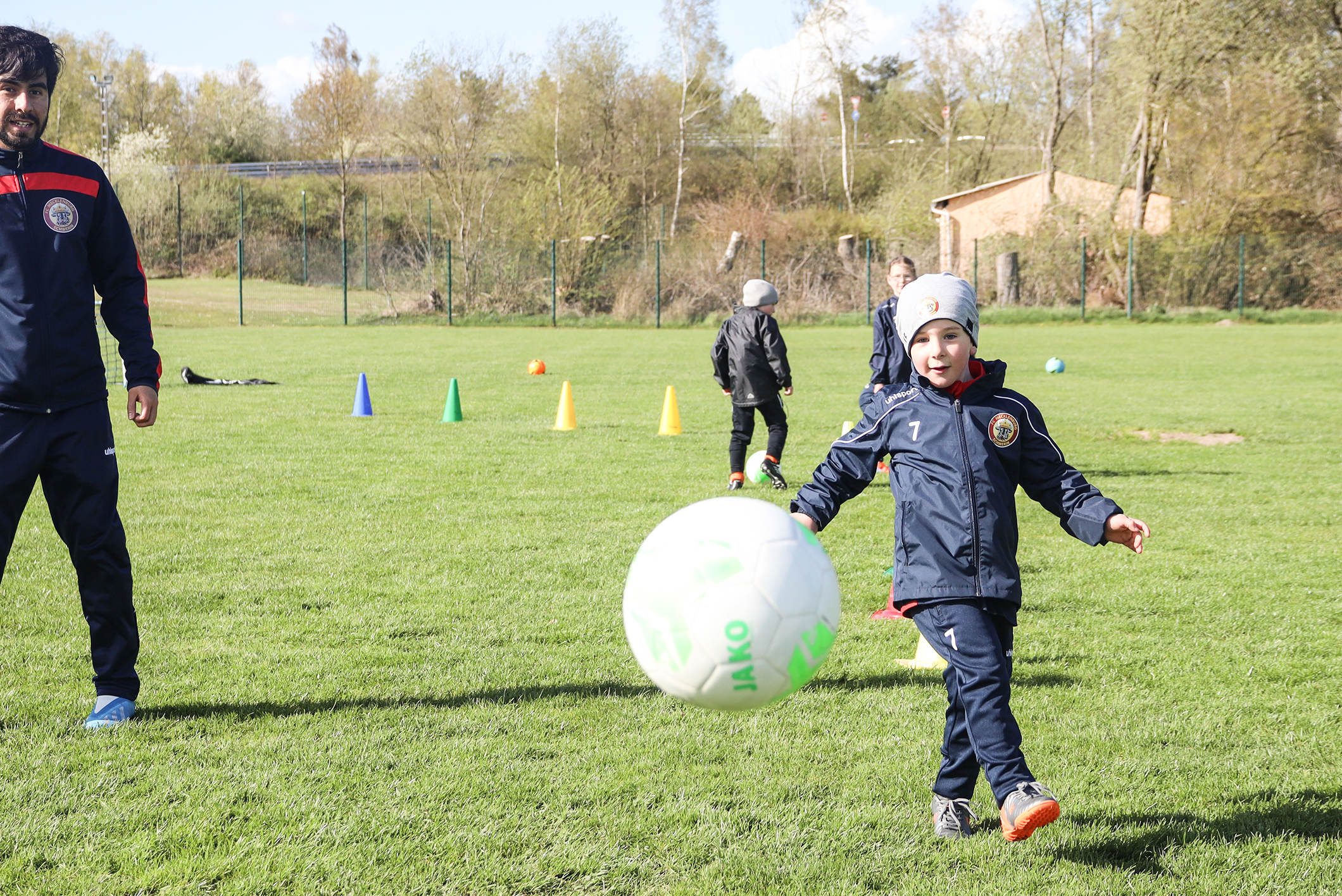 Beim Training haben schon die Kleinsten Spaß an der Bewegung mit dem Ball