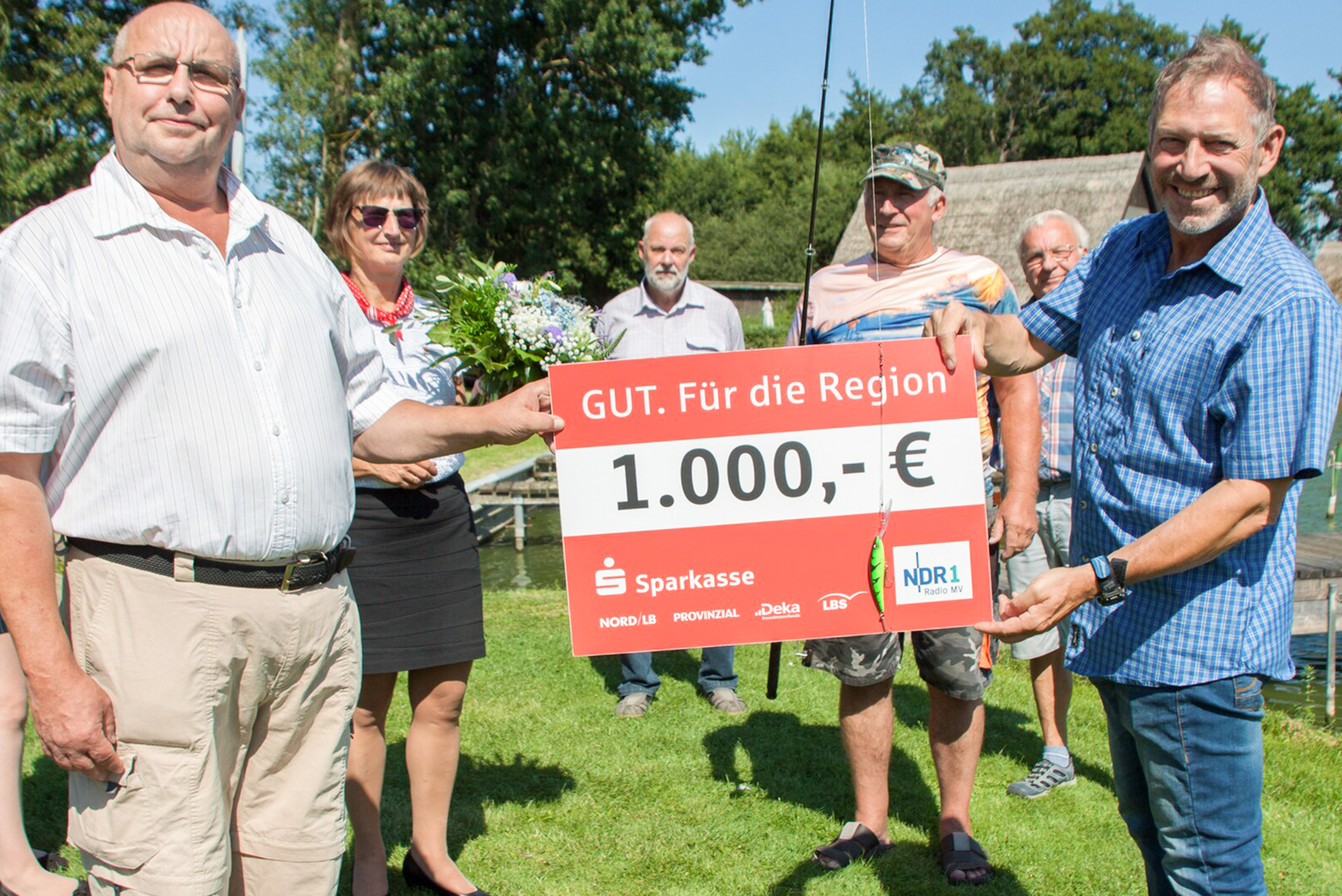 Heinz Galling übergibt dem Angelverein „Uns Frietied“ die Spende