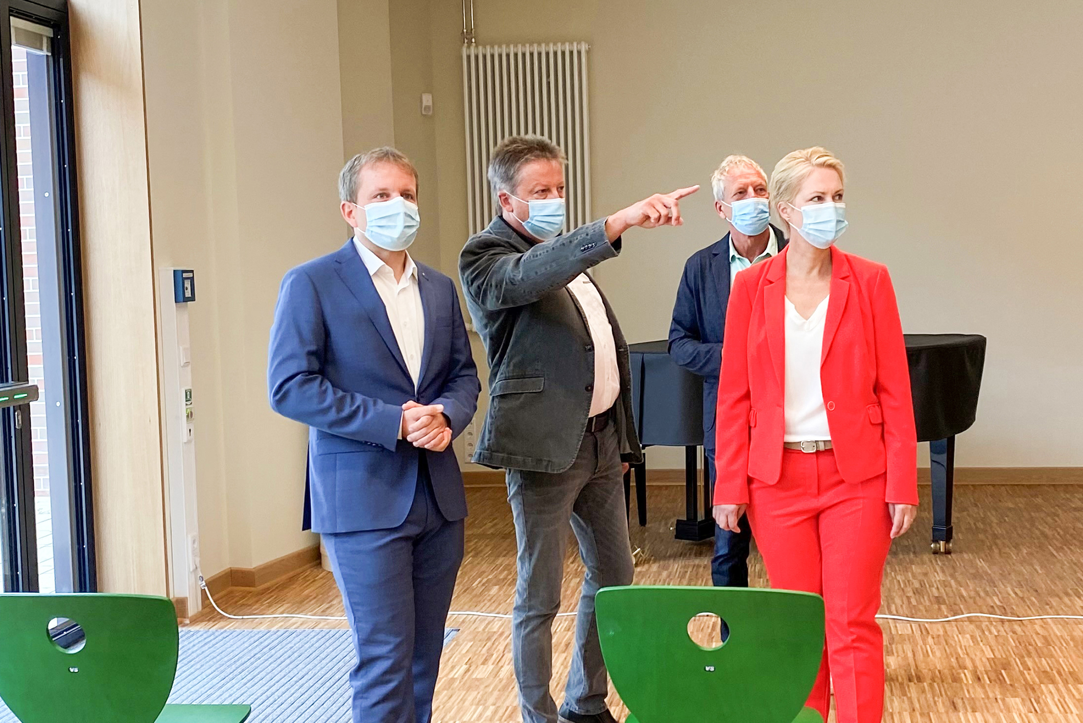 Fred Neumann führt Ministerpräsidentin Manuela Schwesig und Oberbürgermeister Rico Badenschier durch das Haus