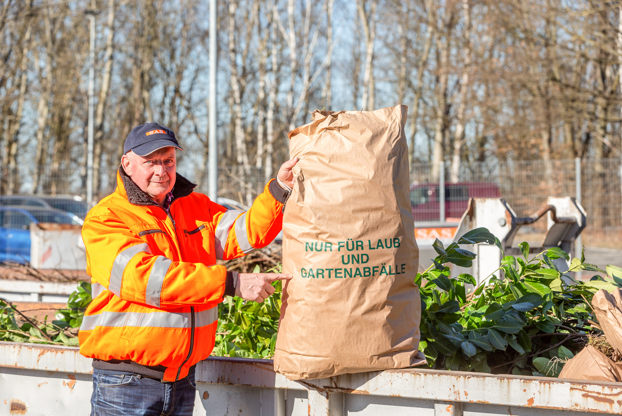 Richtig entsorgt werden Gartenabfälle auf dem Recyclinghof oder im Laubsack