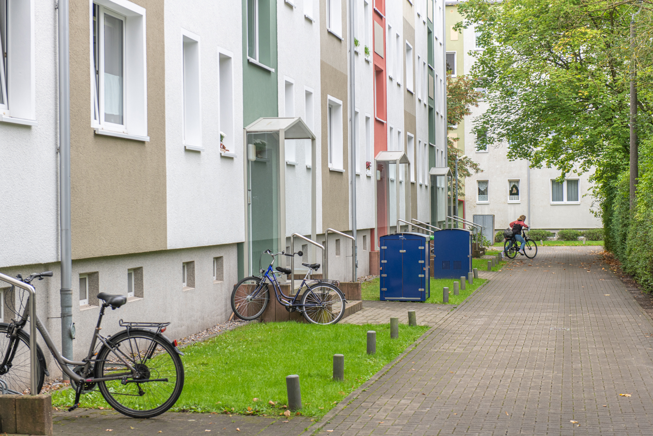 In der Dr.-Joseph-Herzfeld-Straße 31-36 sind die Gerüste abgebaut und eine farbenfrohe Fassade strahlt die Mieter an