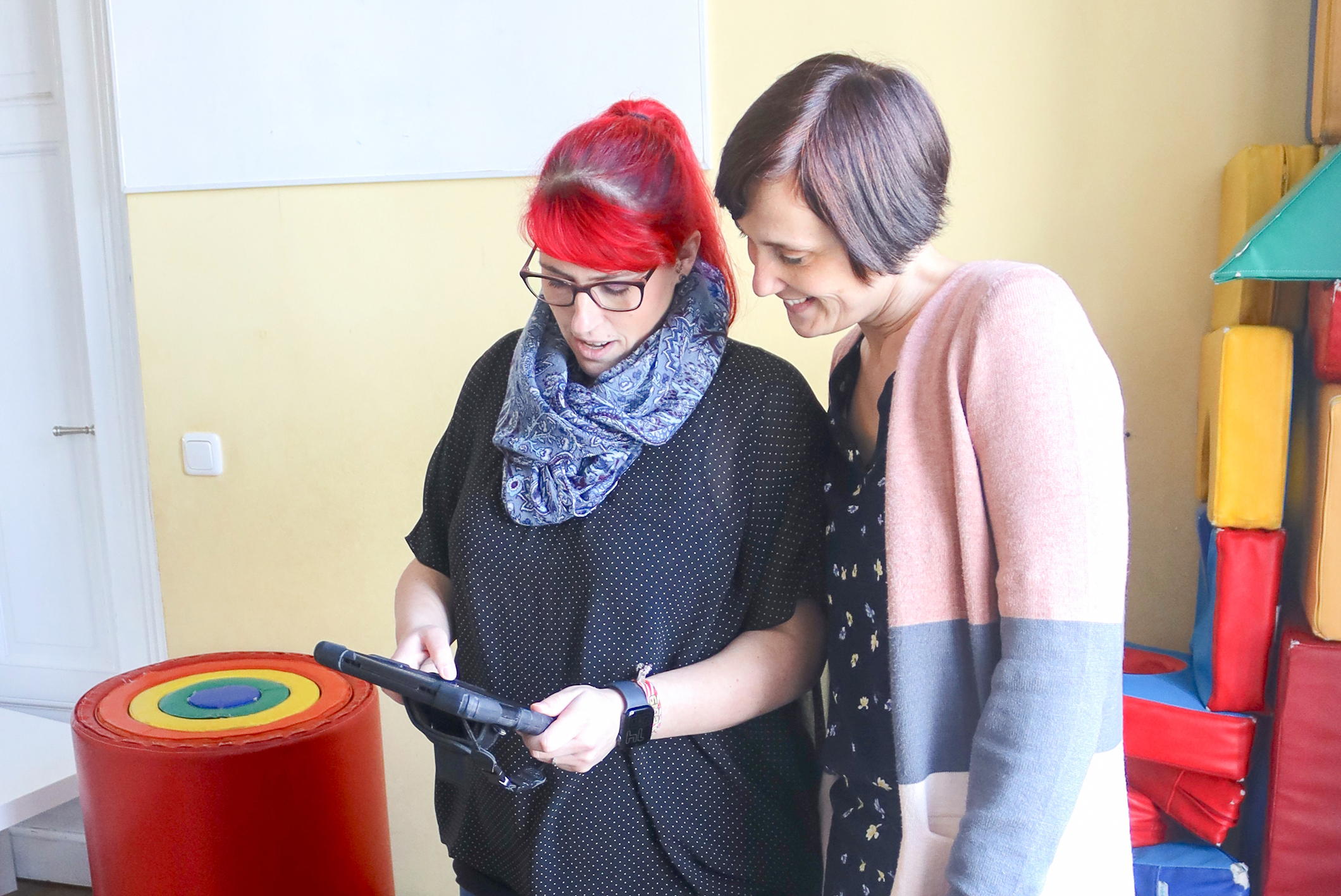 Kirsten Steker (r.) und Erzieherin Susanne Koch (l.) arbeiten mit der Kita Care-App