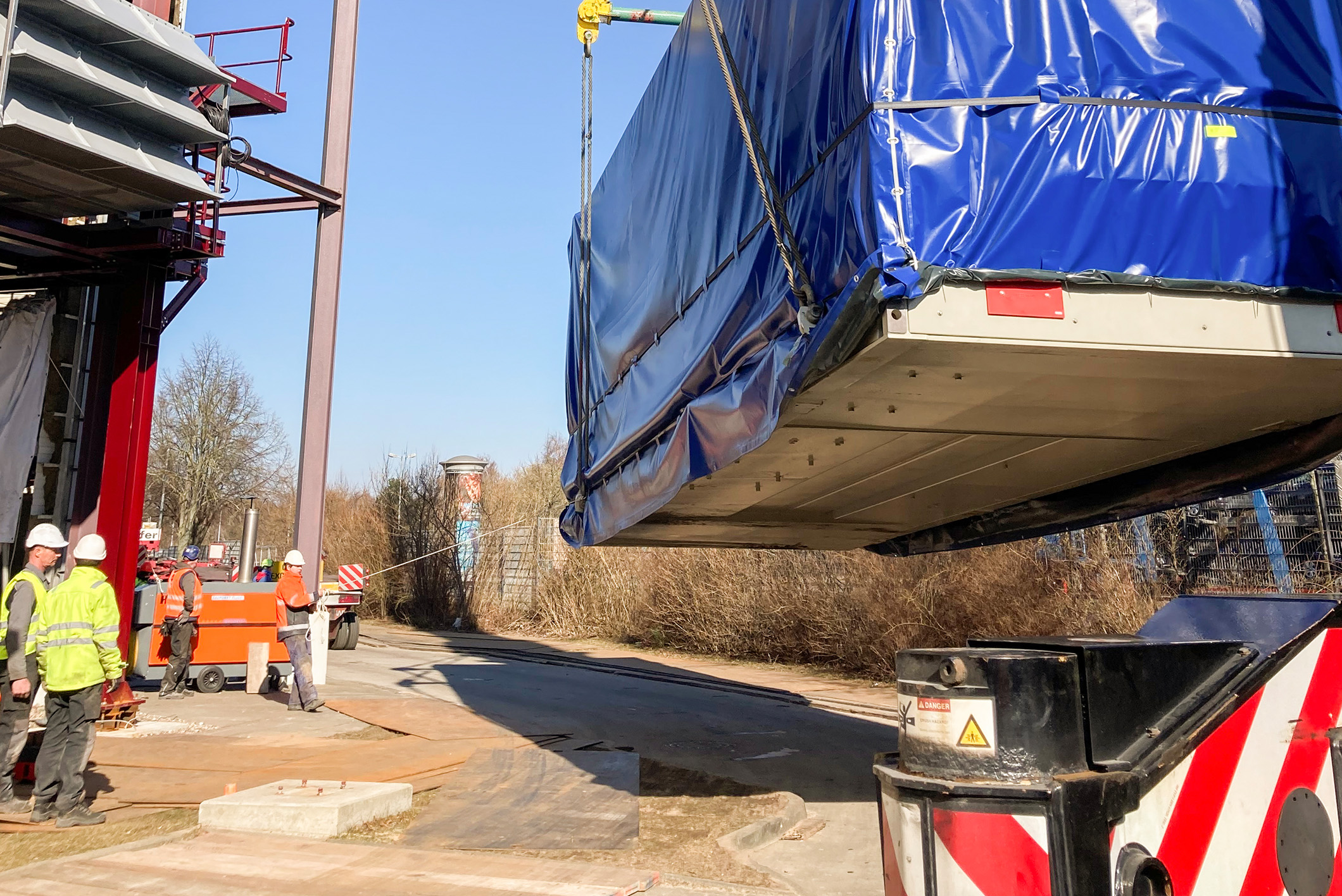 Der 70 Tonnen schwere Container mit der darin verbauten Gasturbine schwebt am Kran Fo