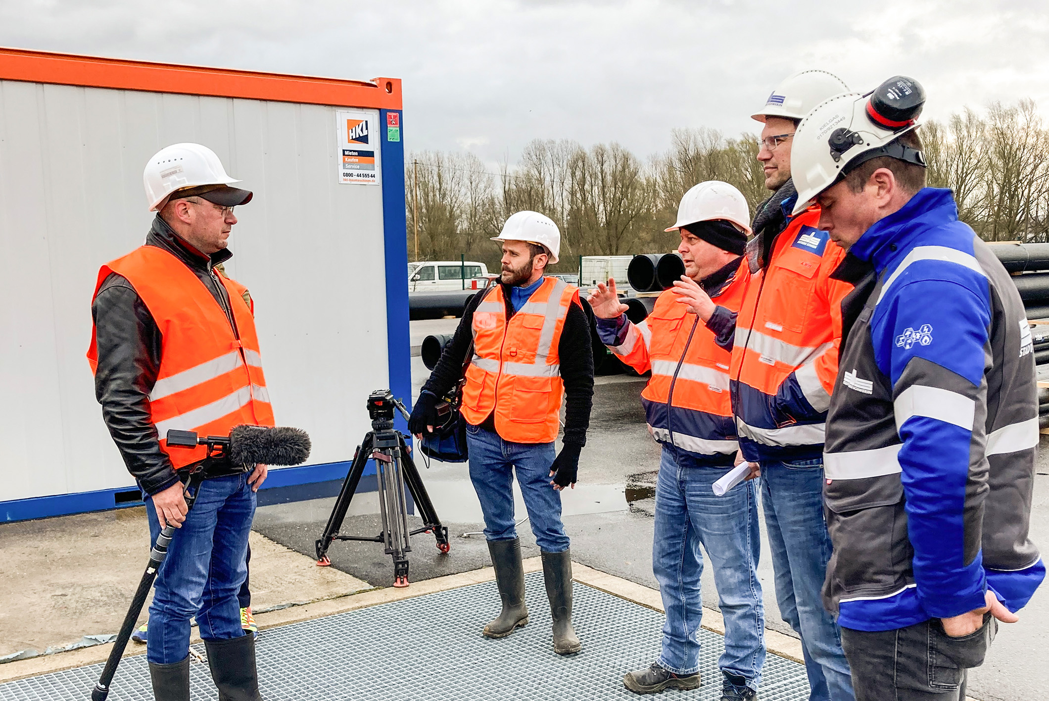 An der Förderbohrung am HKW Lankow erläutert Projektleiter René Rüdiger die Funktionsweise der Geothermie