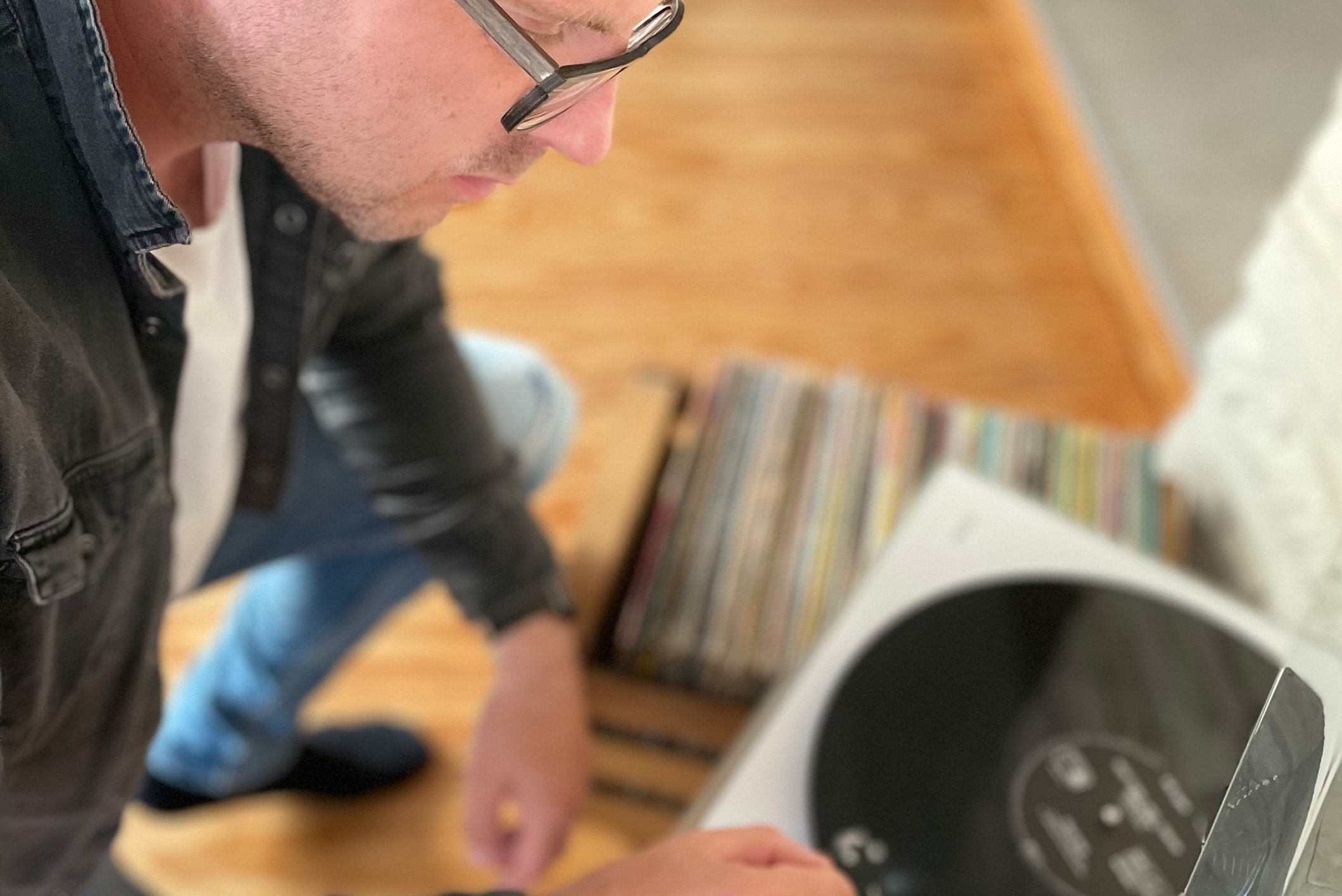 Nach Feierabend lässt er gerne einmal die Nadel aufs Vinyl sinken