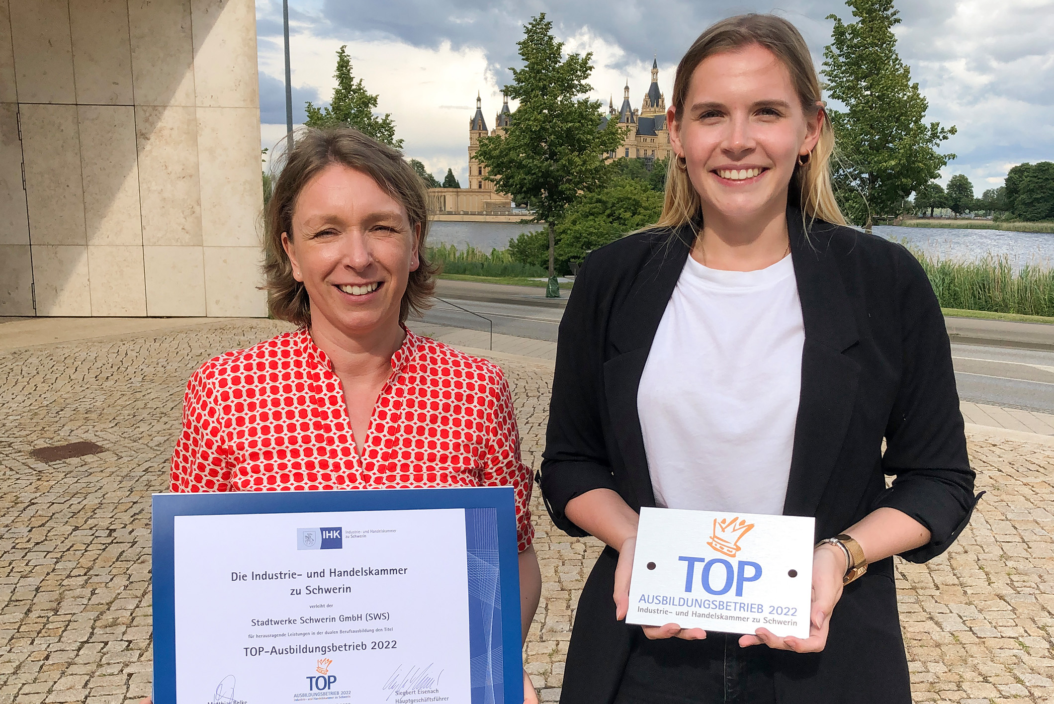 Ricarda Martelock, Ausbildungsleiterin (l.) und Lea Kerber, Azubi zur Kauffrau für Büromanagement mit der Auszeichnung