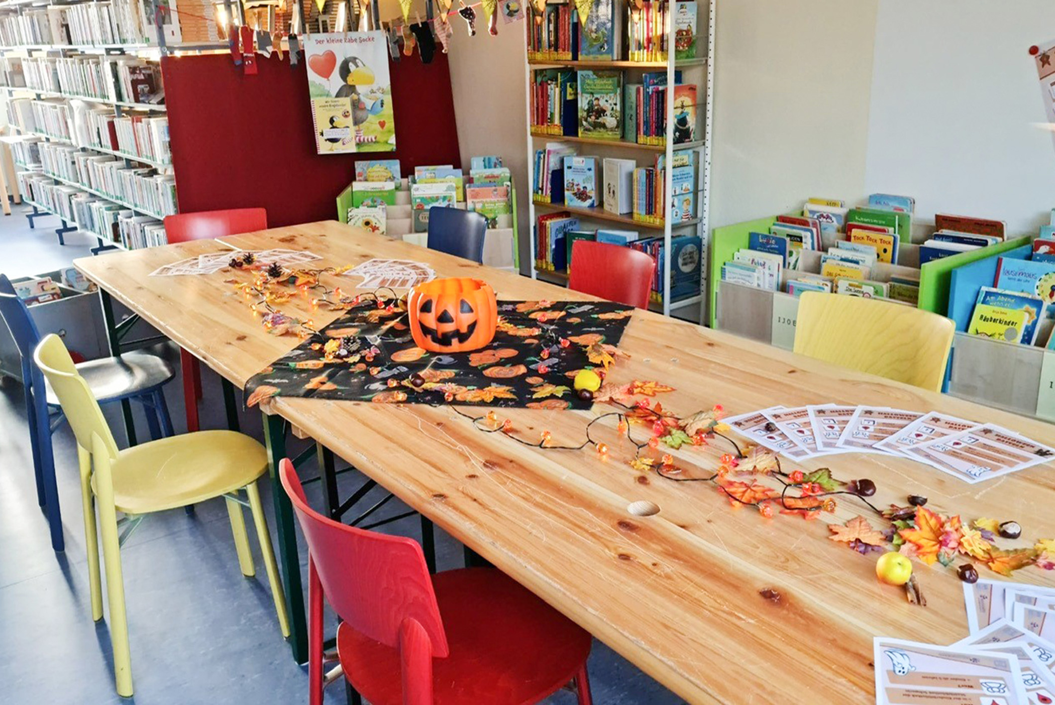 Die dekorierten Tische in der Bibliothek warten schon auf ihre Besucher